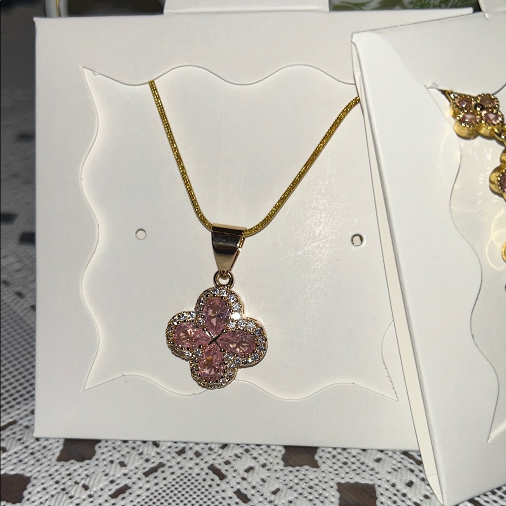 🌺 happy Mother’s Day - New Gold-Plated Pink Crystal Clover Necklace - Picture 2 of 3